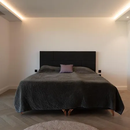 Exquisite 5 Bdrm Luxury W Gym, Bbq, And Pool *